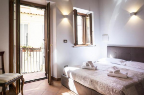 Tina House - Il cortile nel centro storico di Taormina